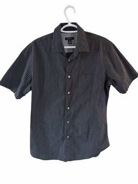 Van Heusen Men’s Pinstripe Button Up Short Sleeve Shirt Size M Lightweight